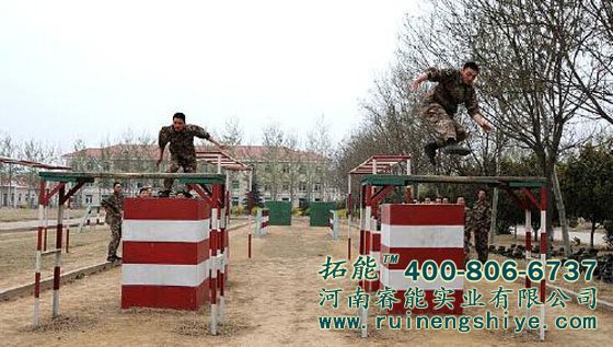 军人四百米障碍场